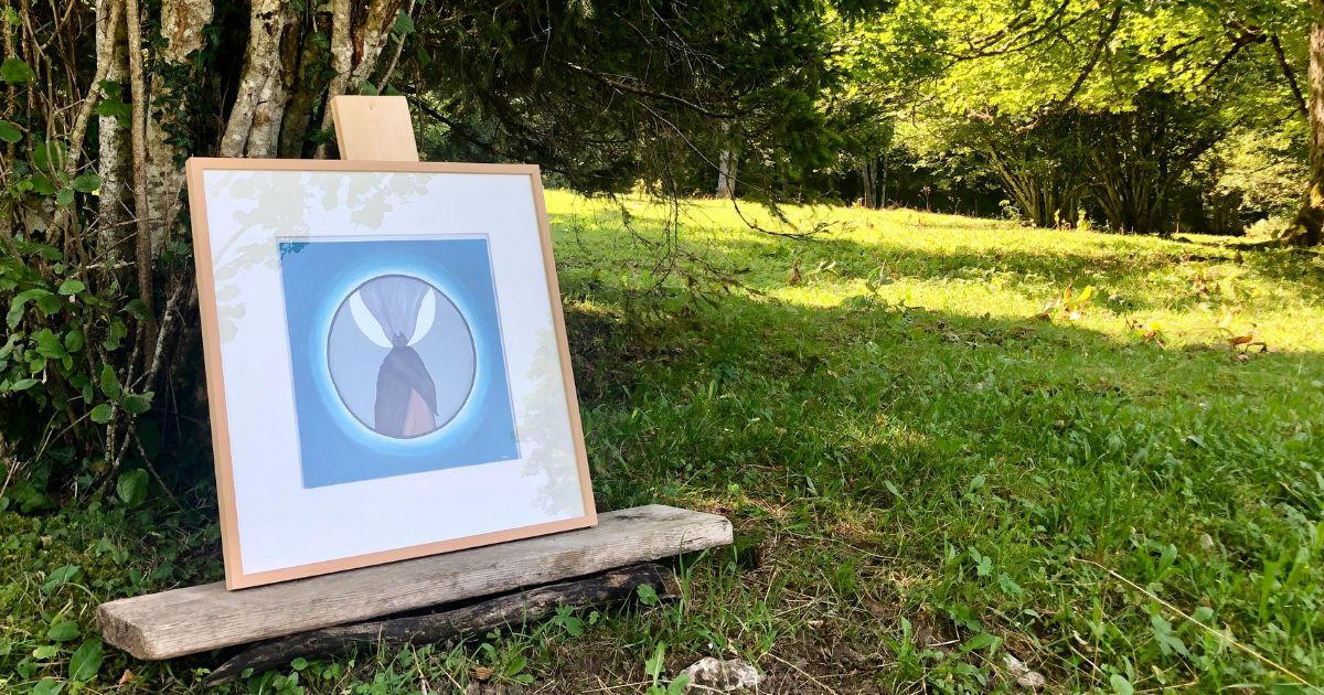 La Grende Mère, peinture originale de Lorina, encadrée et posée en anture, entourée de forêt