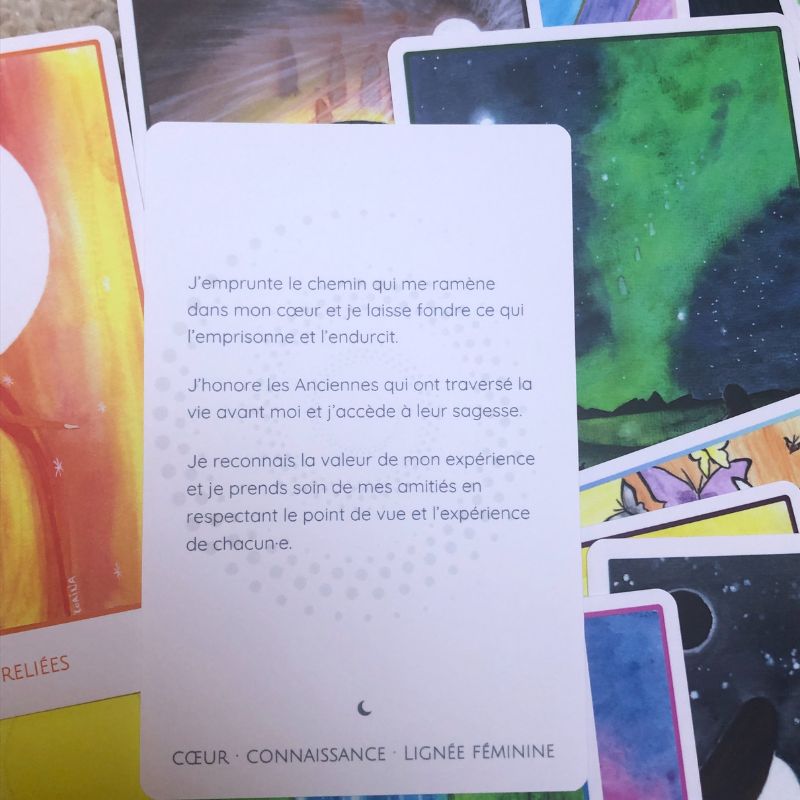 Détail de la Carte Révelle La Gardienne de la Sagesse, texte et illustration originale de Lorina invitant à la connexion avec la sagesse intérieure du corps.
