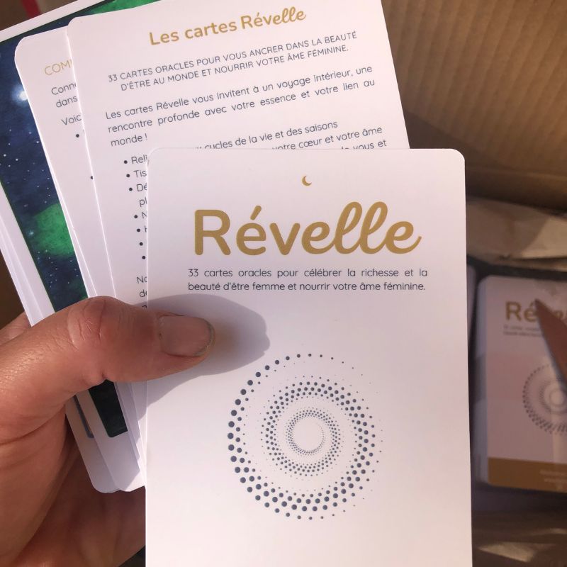 Cartes Révelle illustrées par Lorina, oracle féminin, montrant les premières cartes qui présentent le jeu et son thème de la transmission et de la conscience du corps et des cycles..