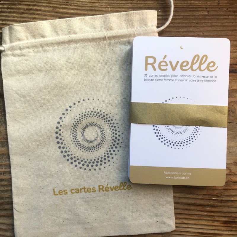 Pochette en coton des Cartes Révelle de Lorina avec le jeu de cartes oracle complet, outil de transmission et de méditation pour les femmes, fabriqué avec soin