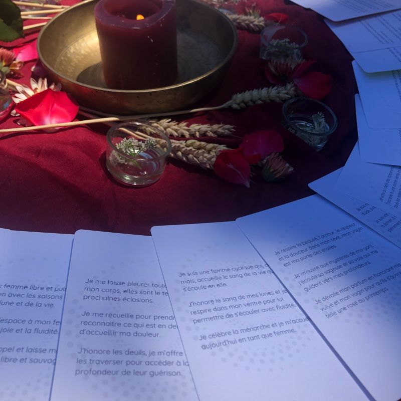 Détail du verso des cartes Révelle, texte et illustration originale de Lorina invitant à la connexion avec la sagesse intérieure du corps.