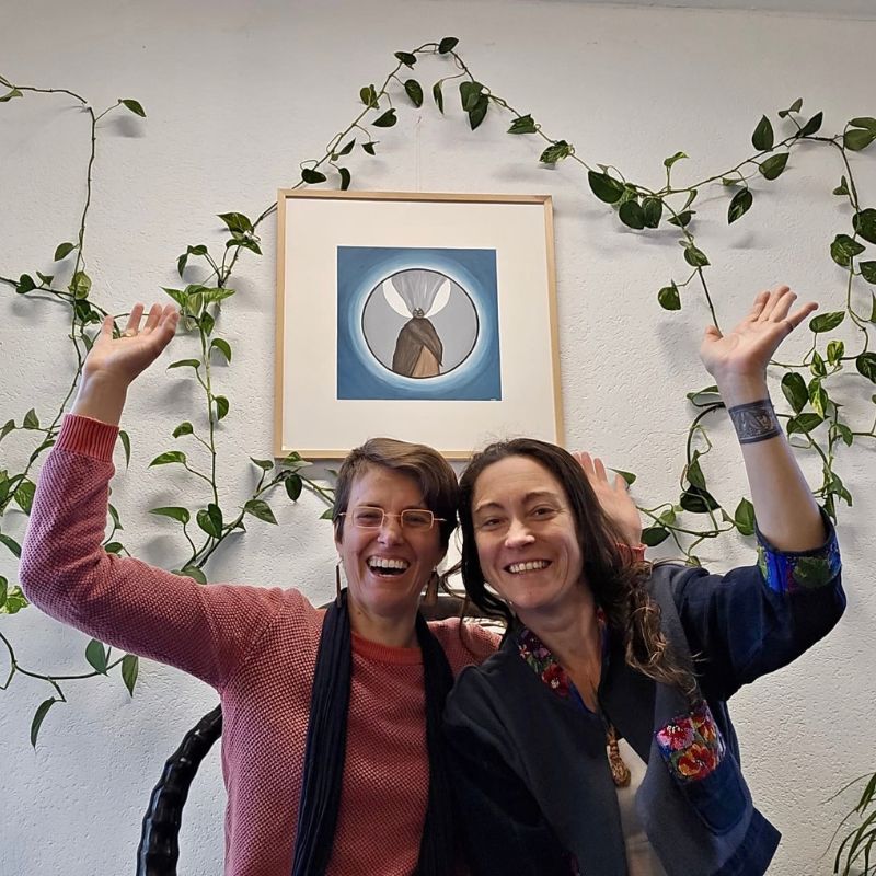 Lorina et Candice devant La Grande Mère à Monthey