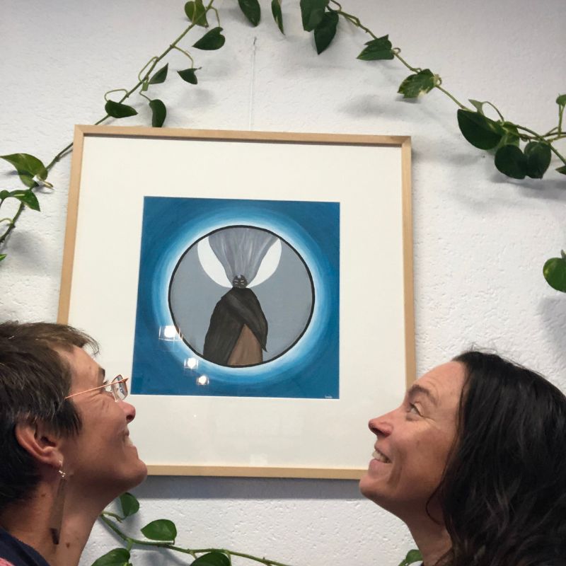 Lorina et Candice devant la peinture La Grande Mère de l’exposition Unité